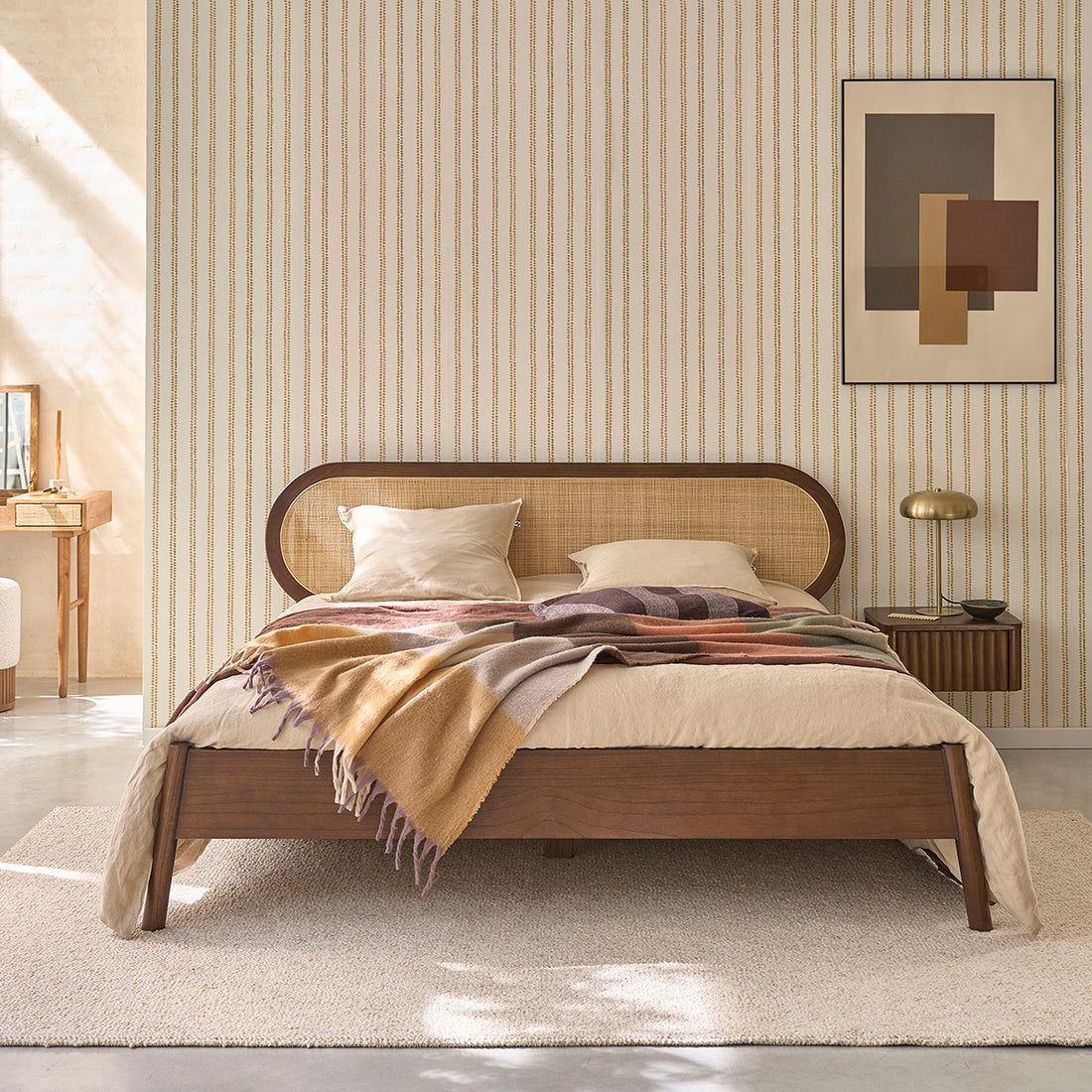 LILA - Lit en bois de mindi et cannage finition noyer 160 cm