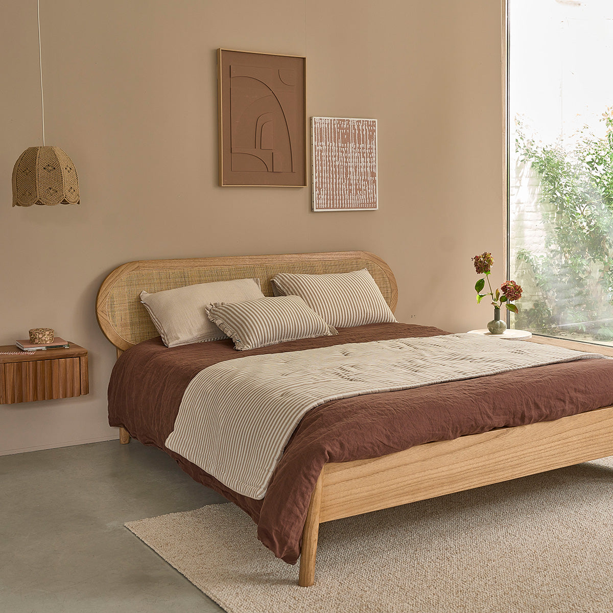 NINA - Letto in legno mindi massello e midollino da 160 cm con rete