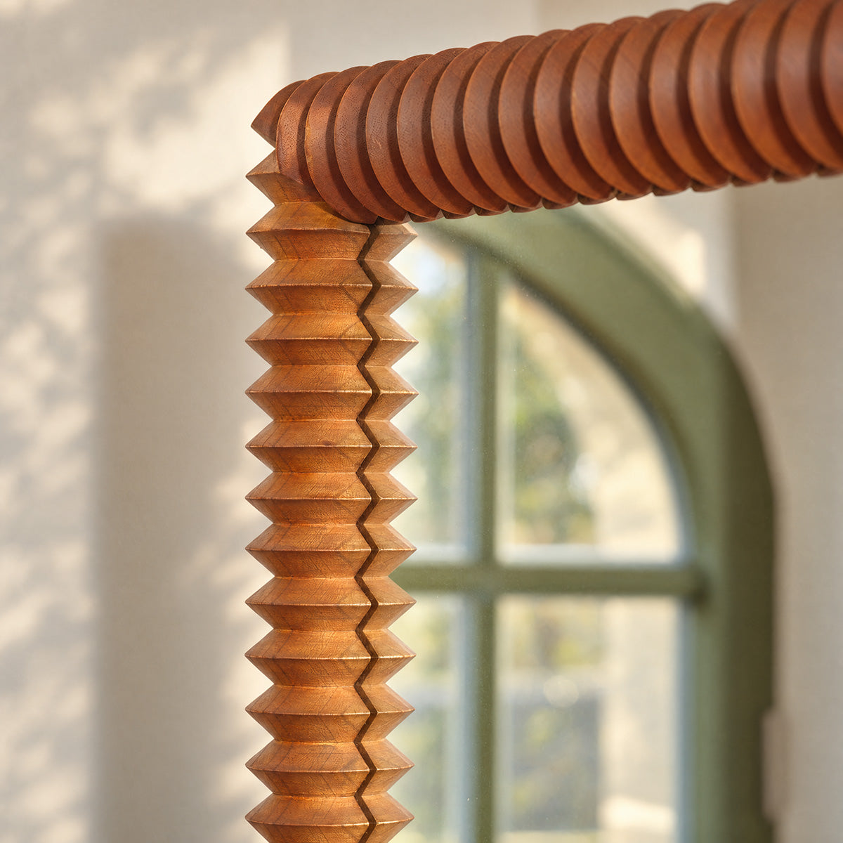 ODILE - Quadratischer Spiegel aus recyceltem Teakholz, 56,5 cm