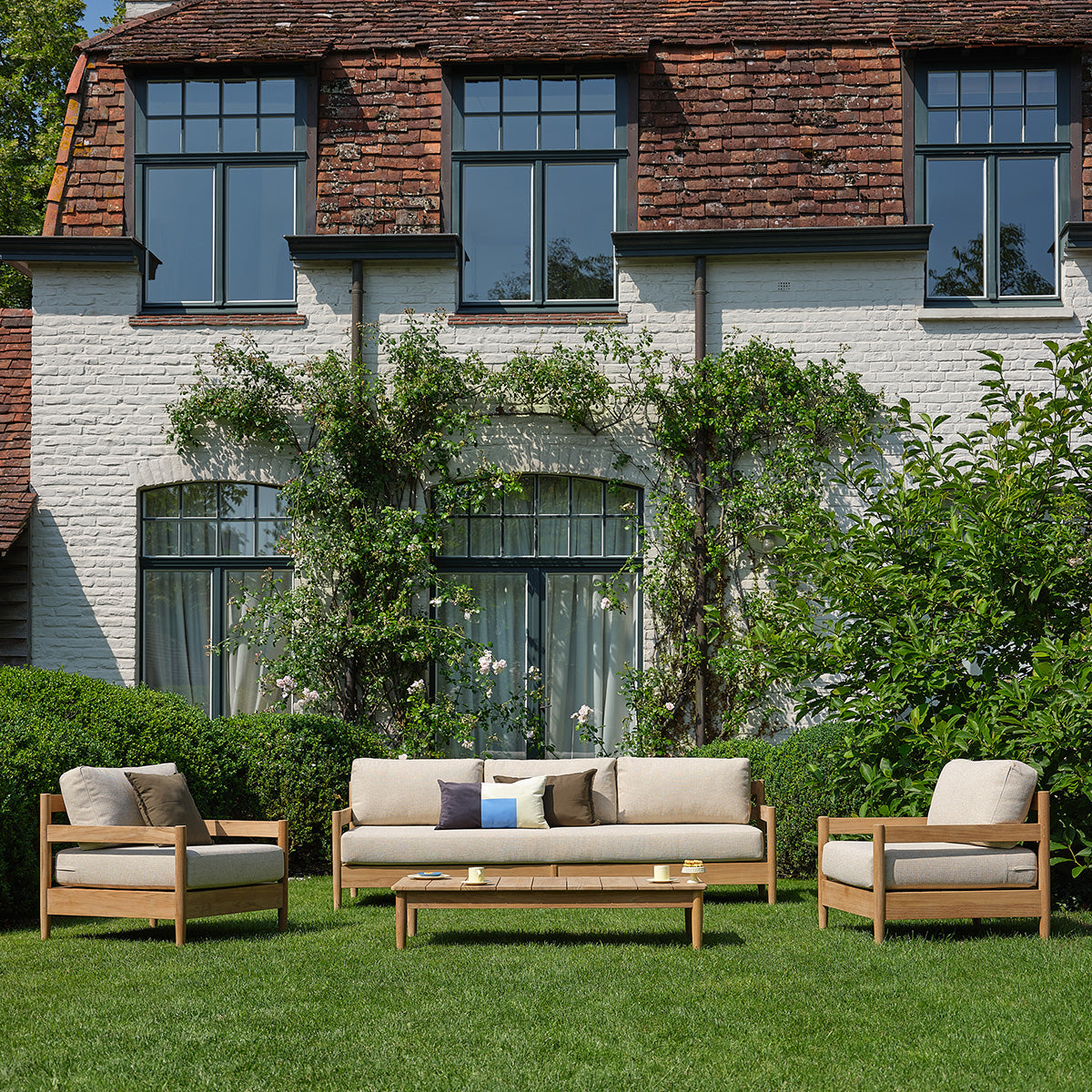 CALVI - Set da giardino basso in teak massiccio con cuscini beige screziati, per 5 persone.
