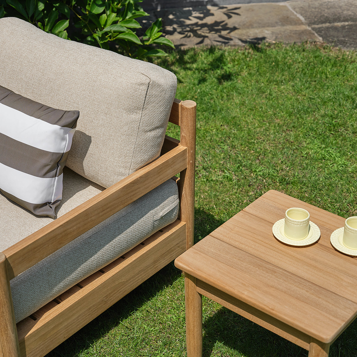 CALVI - Set da giardino basso in teak massiccio con cuscini beige screziati, per 2 persone.