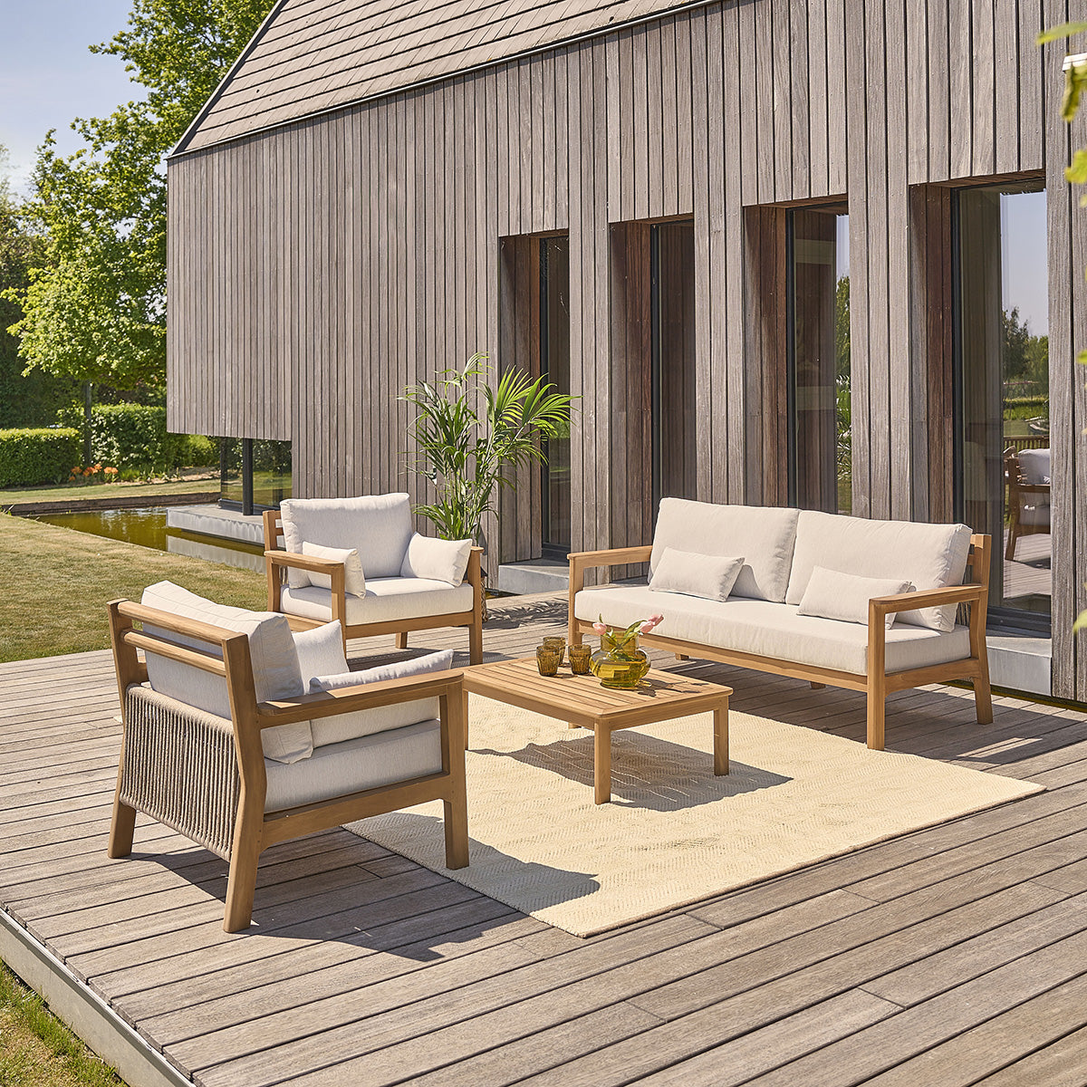 MAORA - Salon de jardin bas en teck massif avec coussins