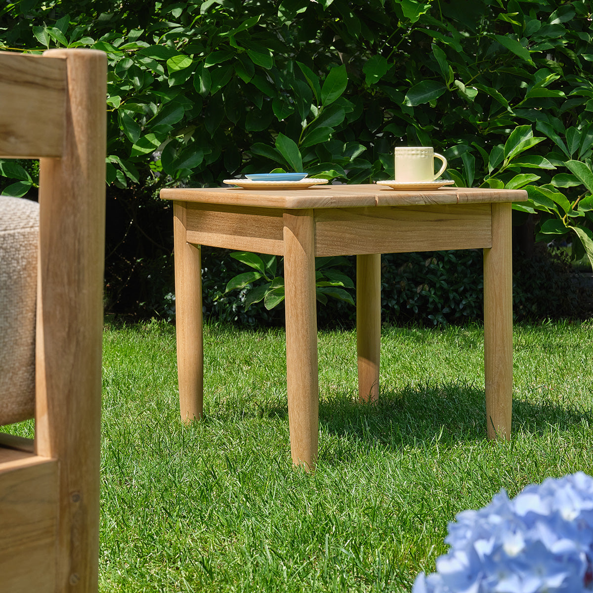 CALVI - Table d'appoint de jardin en teck massif premium
