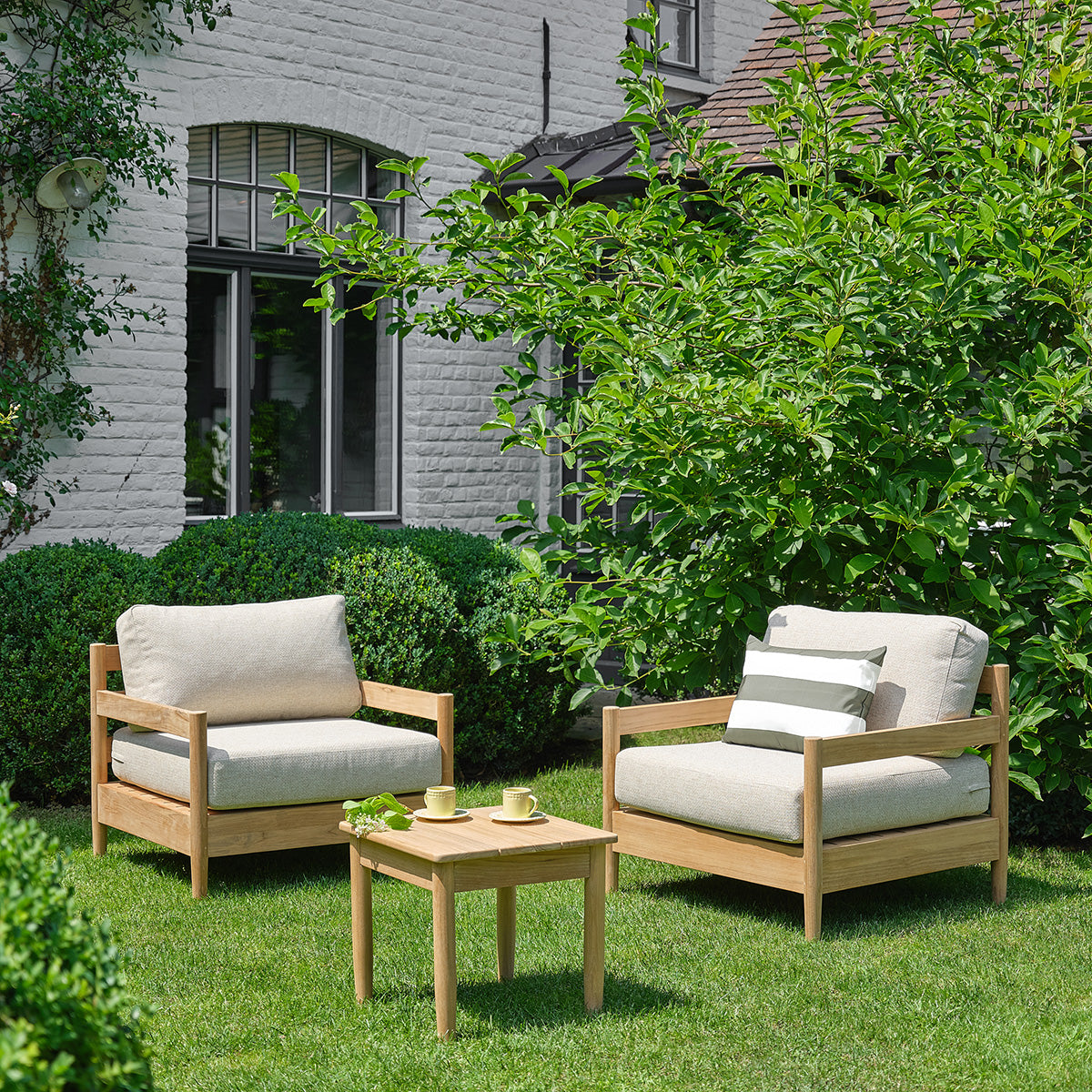 CALVI - Table d'appoint de jardin en teck massif premium