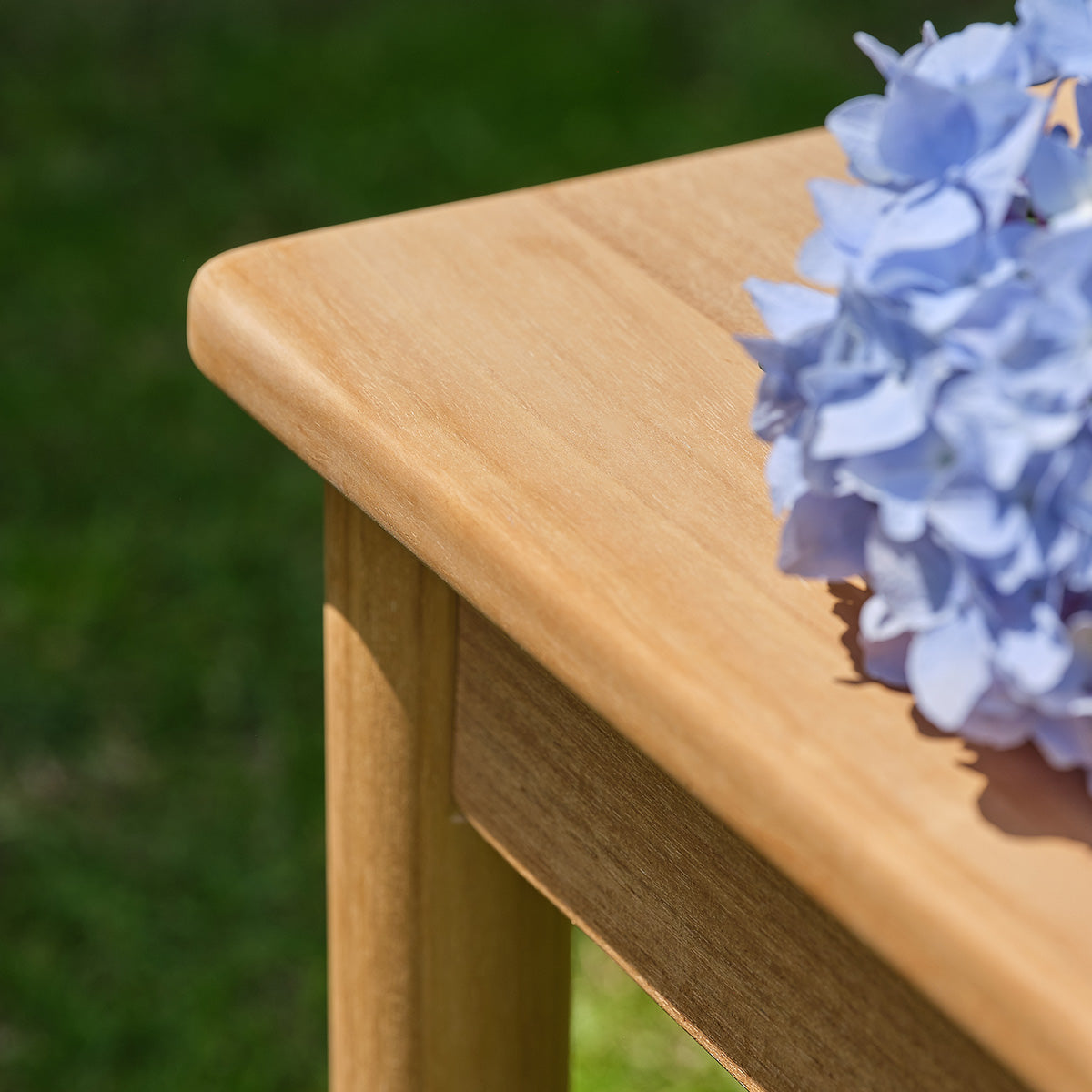 CALVI - Table d'appoint de jardin en teck massif premium