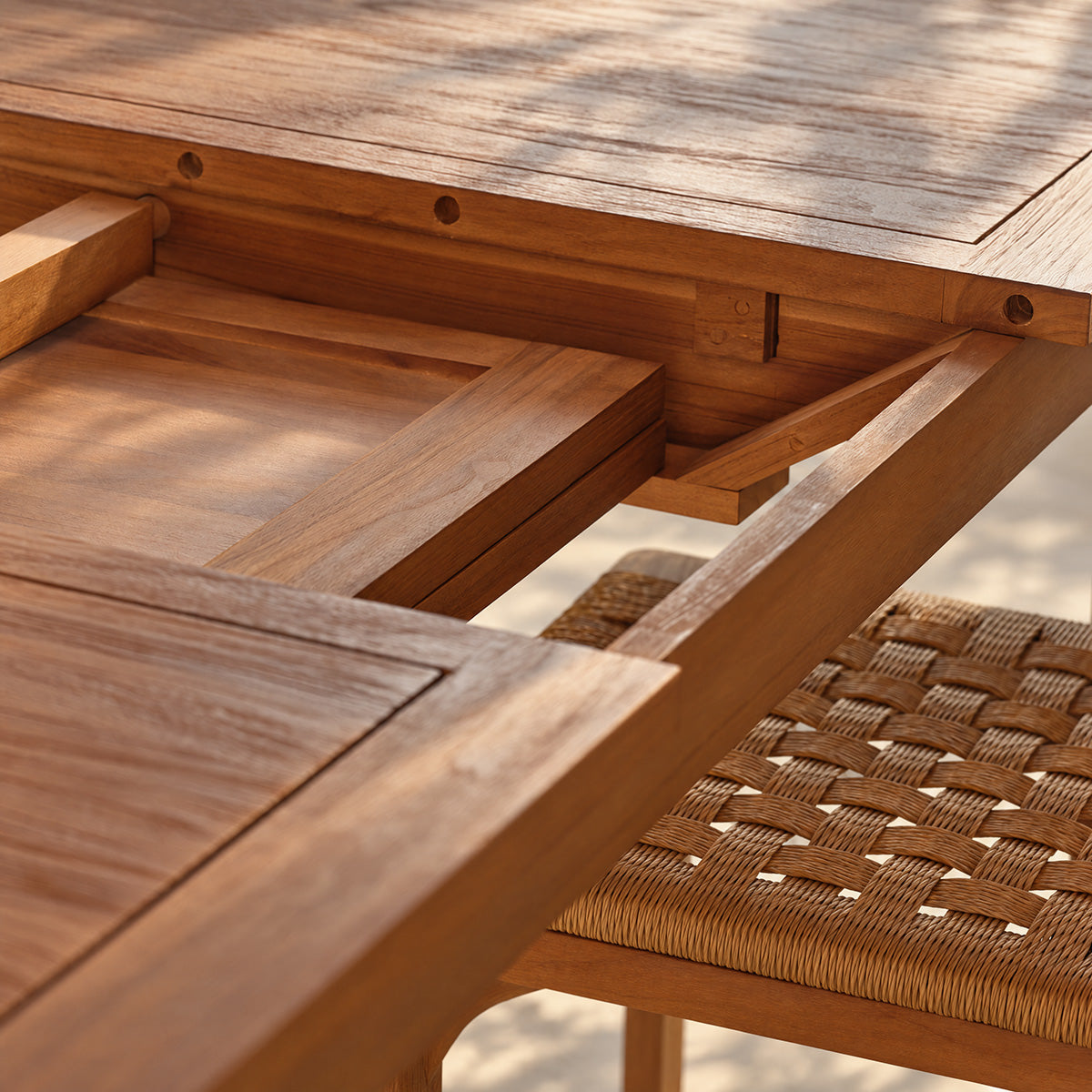 UZES - Table en teck massif extensible 8 pers.