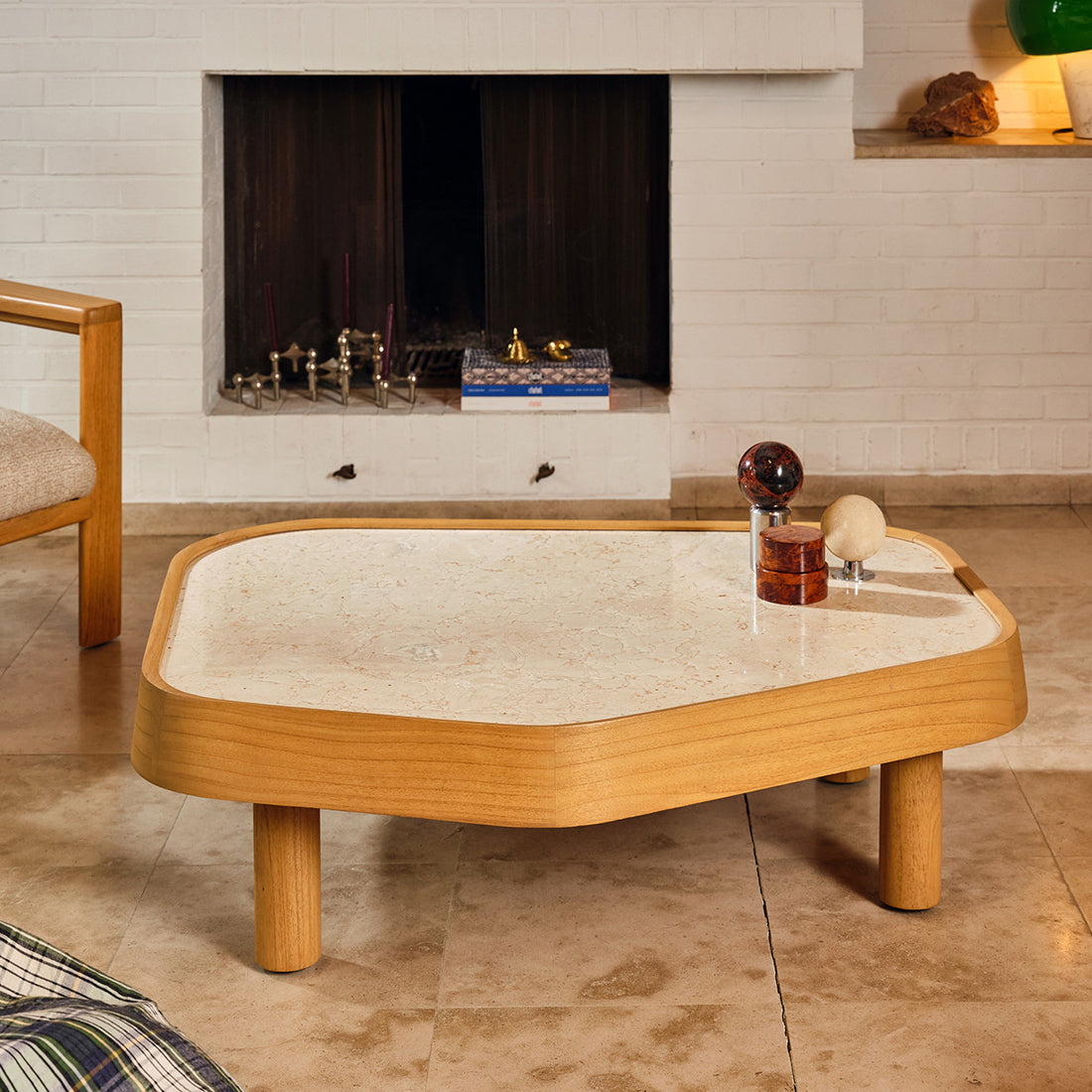 SIMONE - Couchtisch aus naturbelassenem Mindi-Holz und Marmor, 115 cm