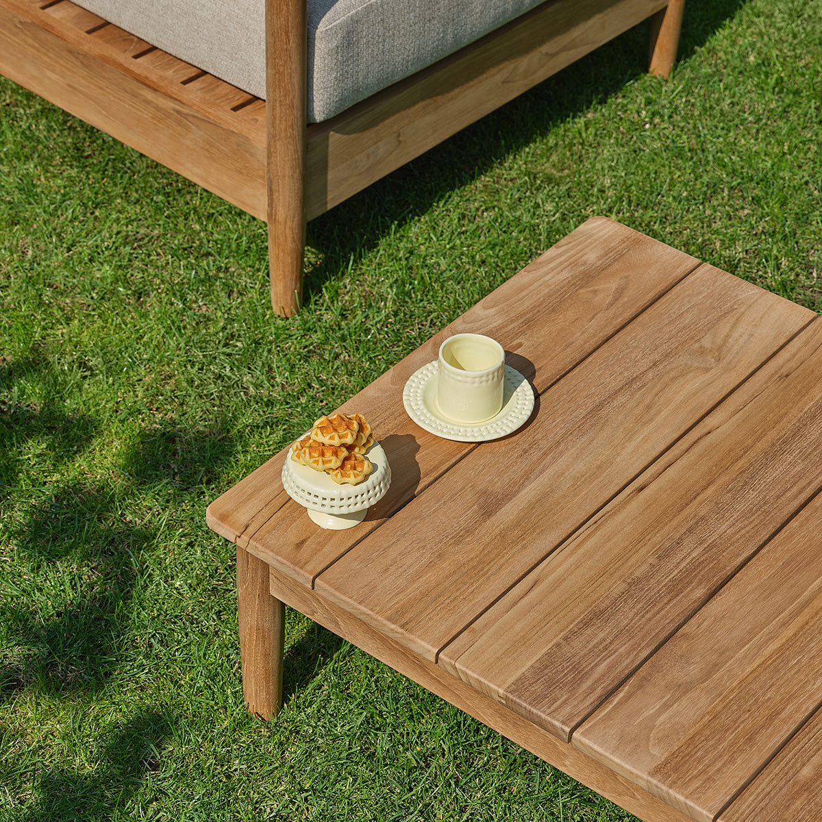 CALVI - Table basse de jardin en teck massif 140 cm