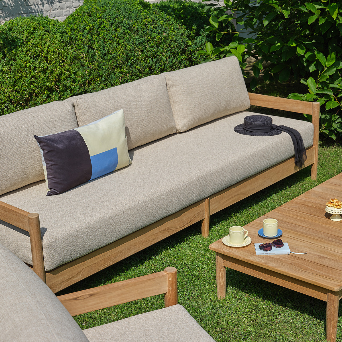 CALVI - Table basse de jardin en teck massif 140 cm