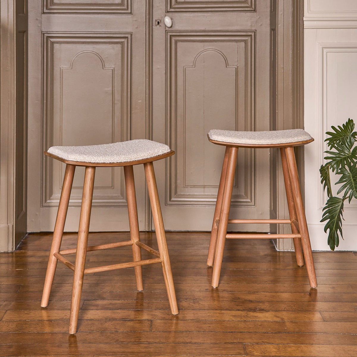 AMBRE - Set von 2 Barhockern aus massivem Teakholz Bouclé-Sitz 65 cm