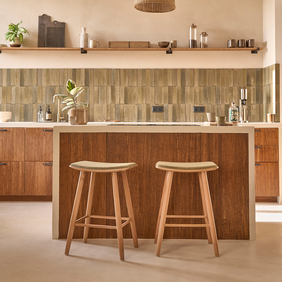 AMBRE - Set di 2 sgabelli da bar in teak massello con seduta in velluto a coste 65 cm