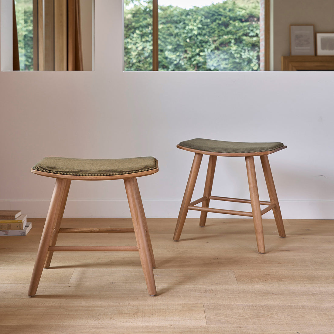 AMBRE - Lot de 2 tabourets de bar en bois de teck assise velours côtelé 45 cm