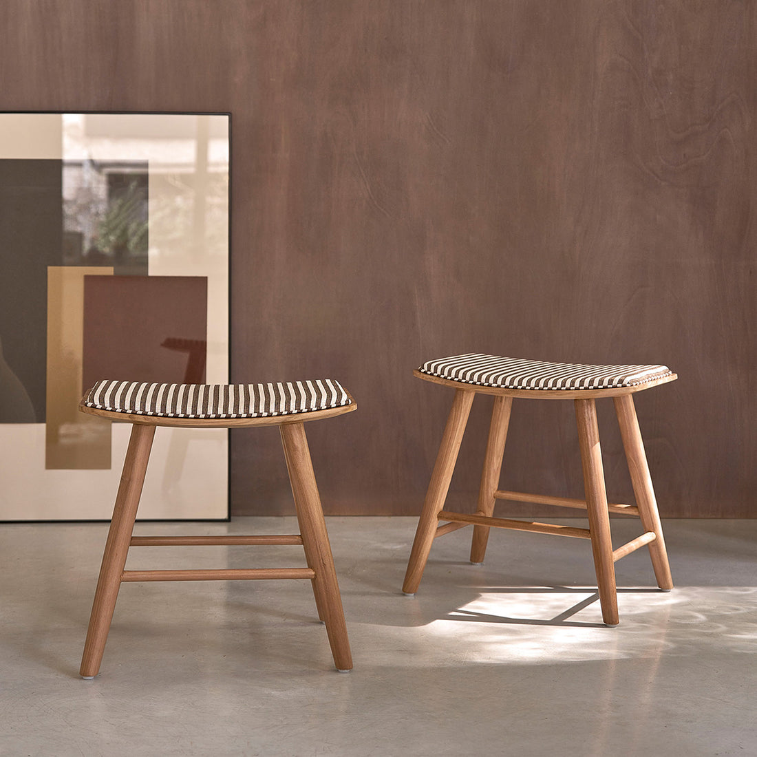 AMBRE - Lot de 2 tabourets de bar en teck massif et assise à rayures 45 cm