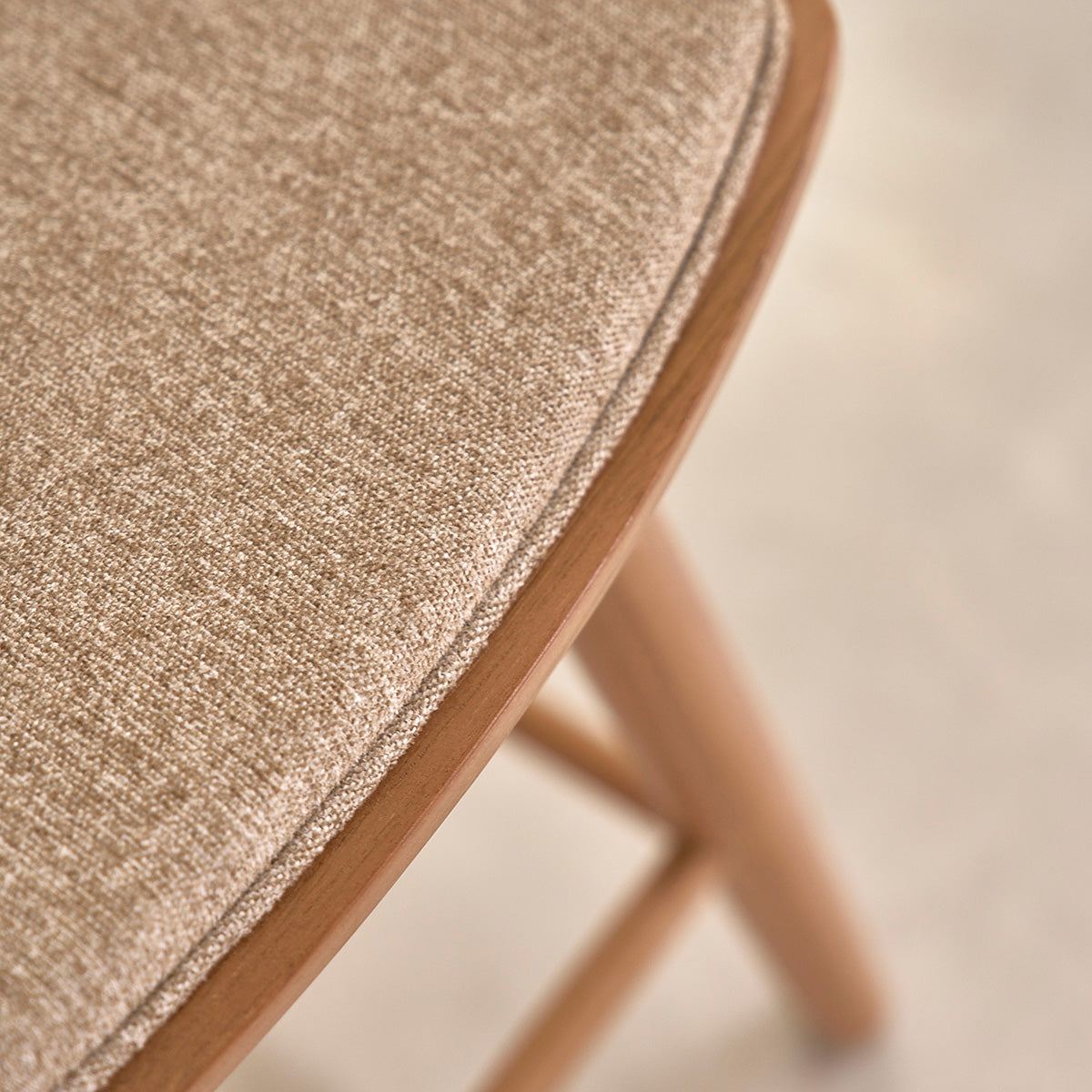 AMBRE - Tabouret de bar en teck massif et velours grège 45 cm