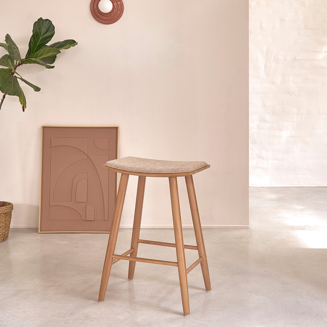 AMBRE - Tabouret de bar en teck massif et velours grège 65 cm