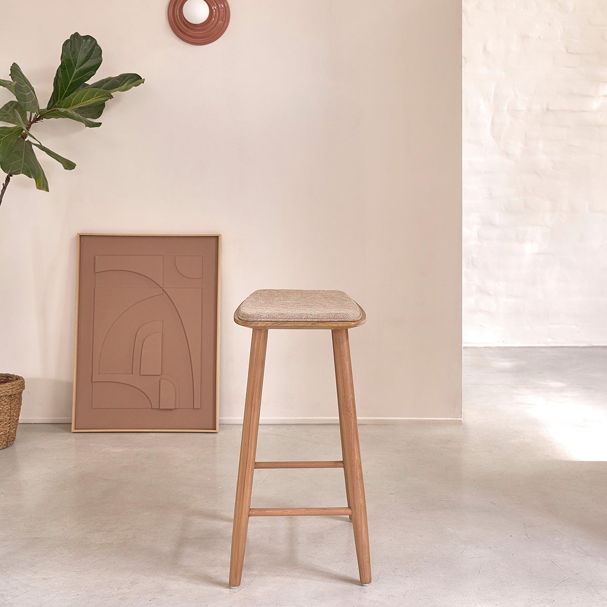 AMBRE - Sgabello da bar in teak massello e velluto écru 65 cm