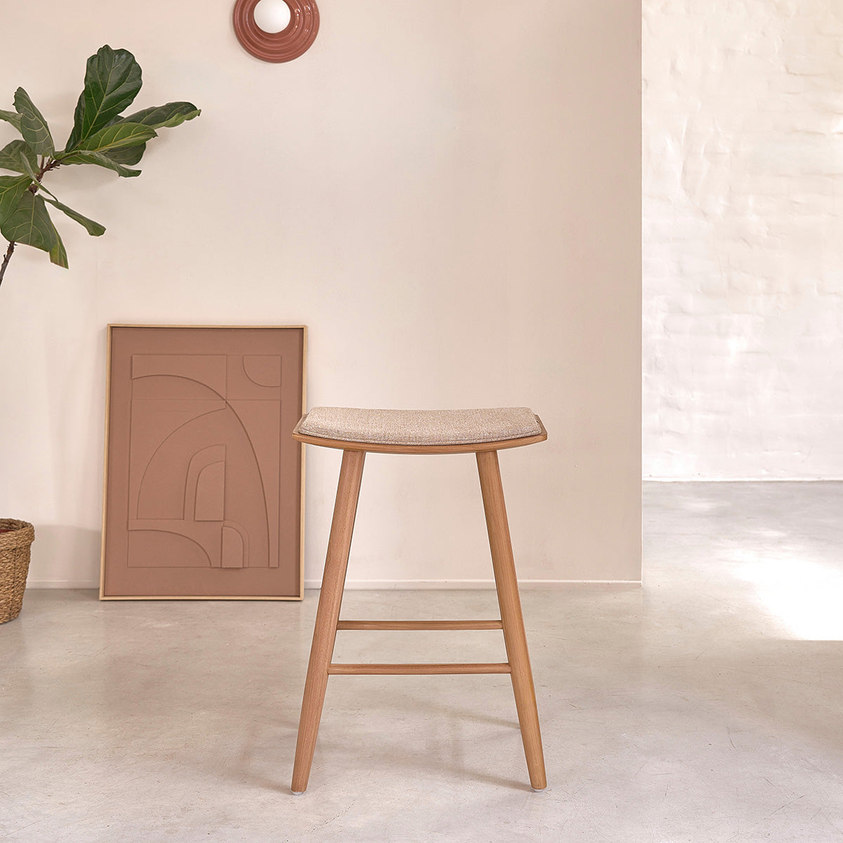 AMBRE - Sgabello da bar in teak massello e velluto écru 65 cm