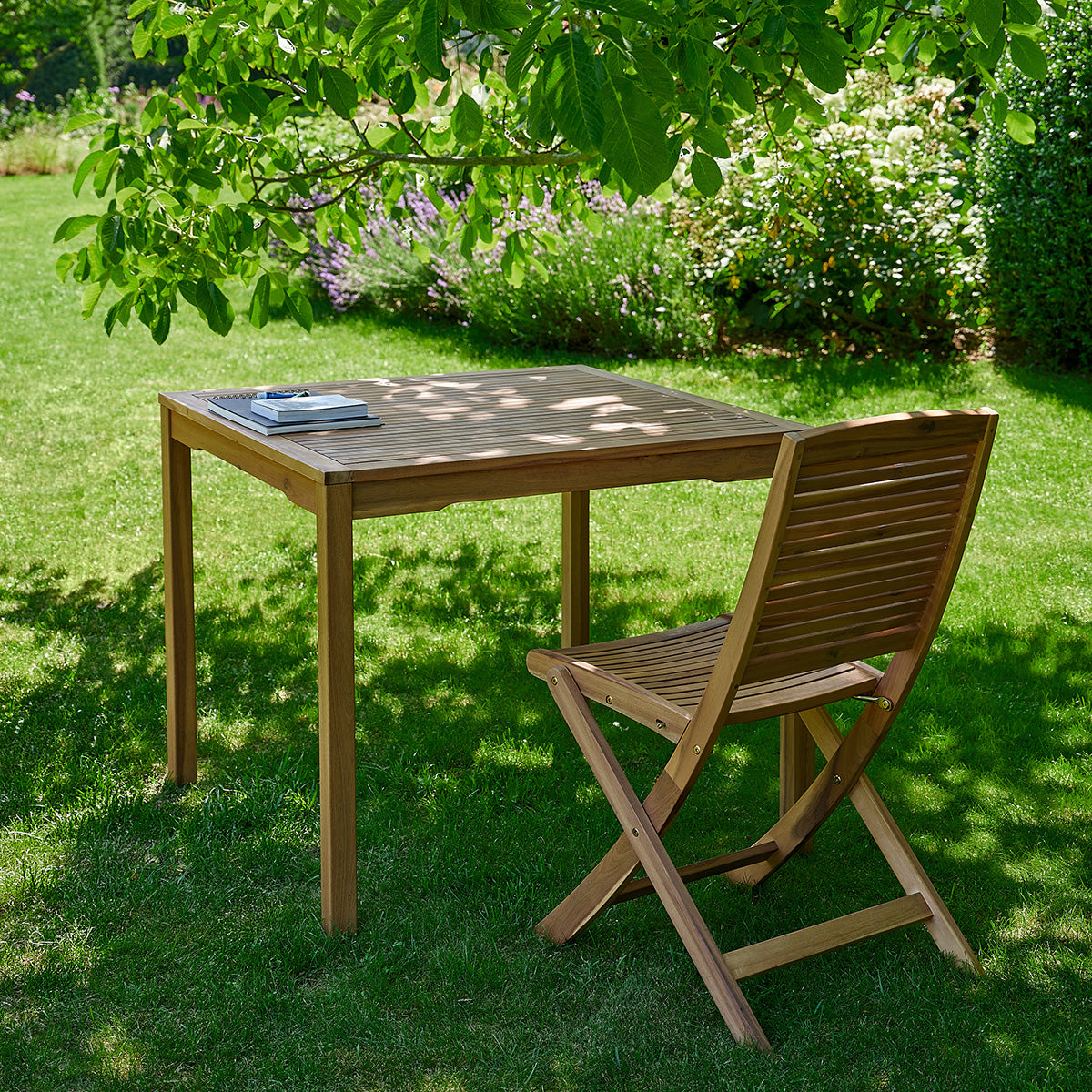 MILOS - Table de jardin en acacia massif huilé 90 cm