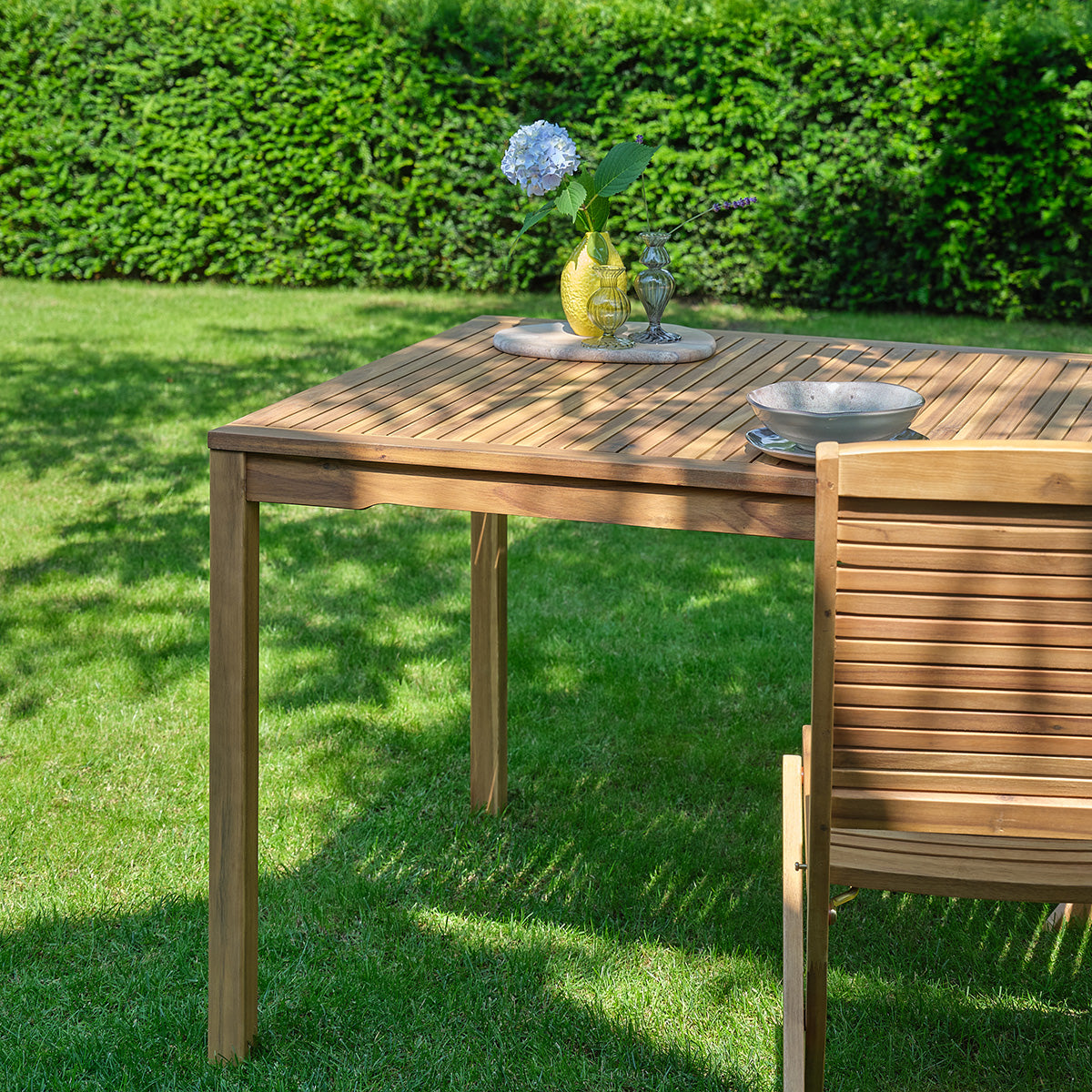 MILOS - Table de jardin en acacia massif huilé 150 cm