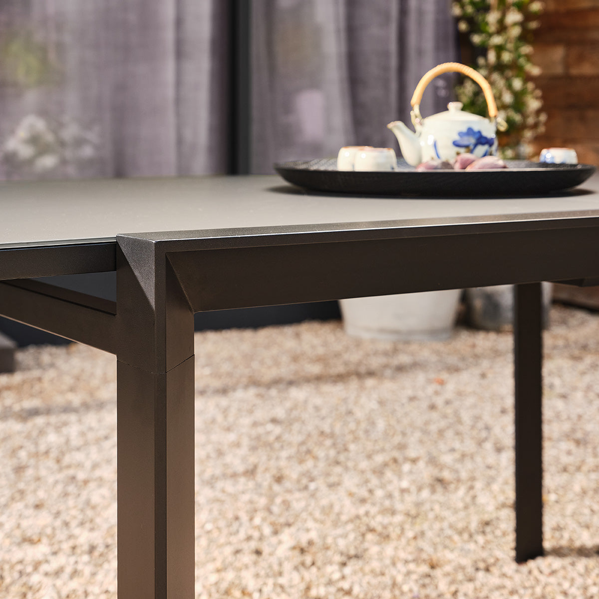 BASALT - Table de jardin en aluminium et verre extensible noir 6/10 pers.