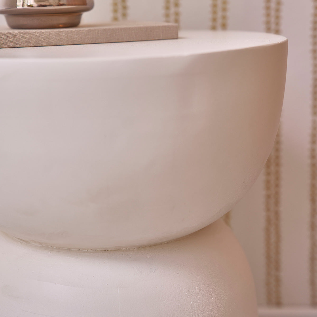 ORION - Table d'appoint en manguier massif effet béton