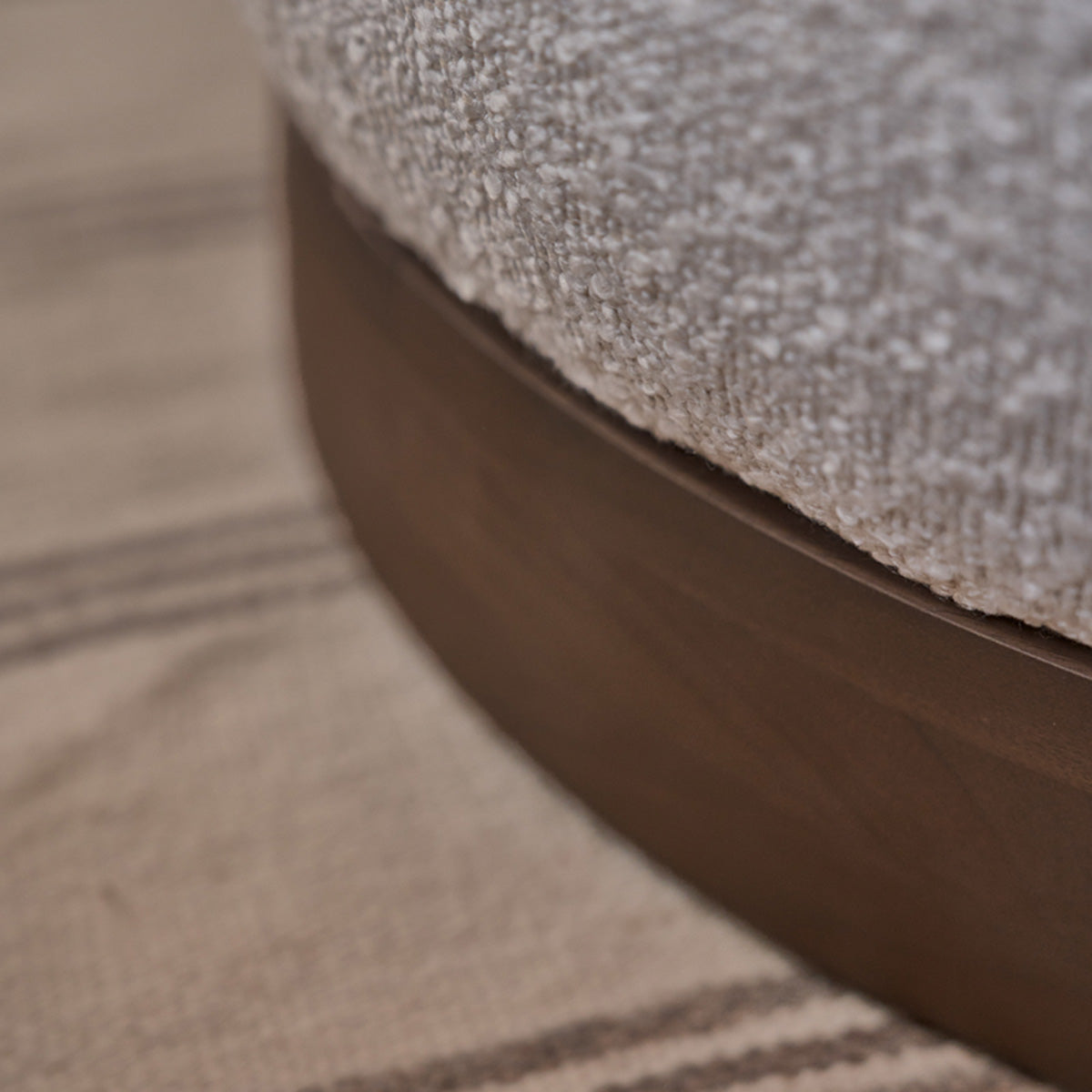 TANE - Hocker aus massivem Mindi und weißem Bouclé-Stoff Ø55 cm