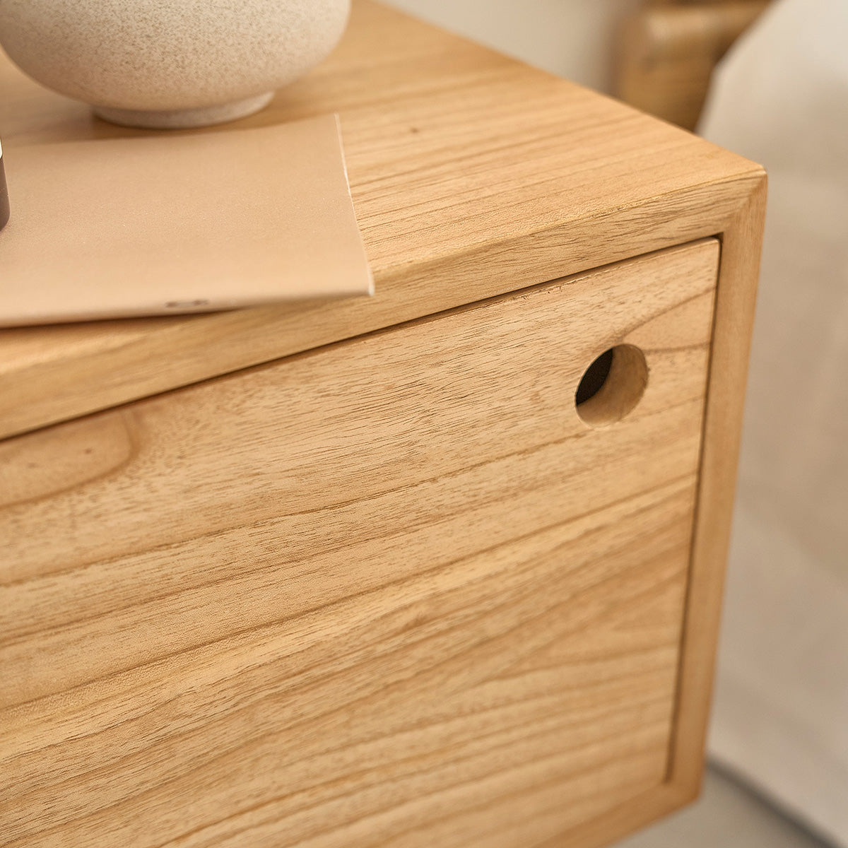 SACHA - Nachttisch aus massivem Mindi-Holz 50 cm
