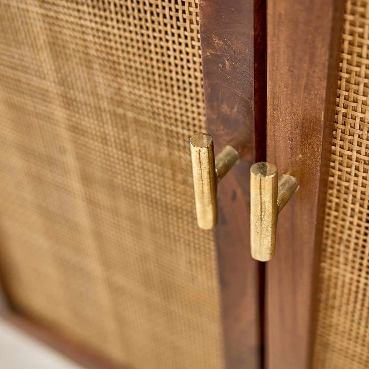 RAPHAEL - Buffet en manguier massif et cannage finition noyer 68 cm