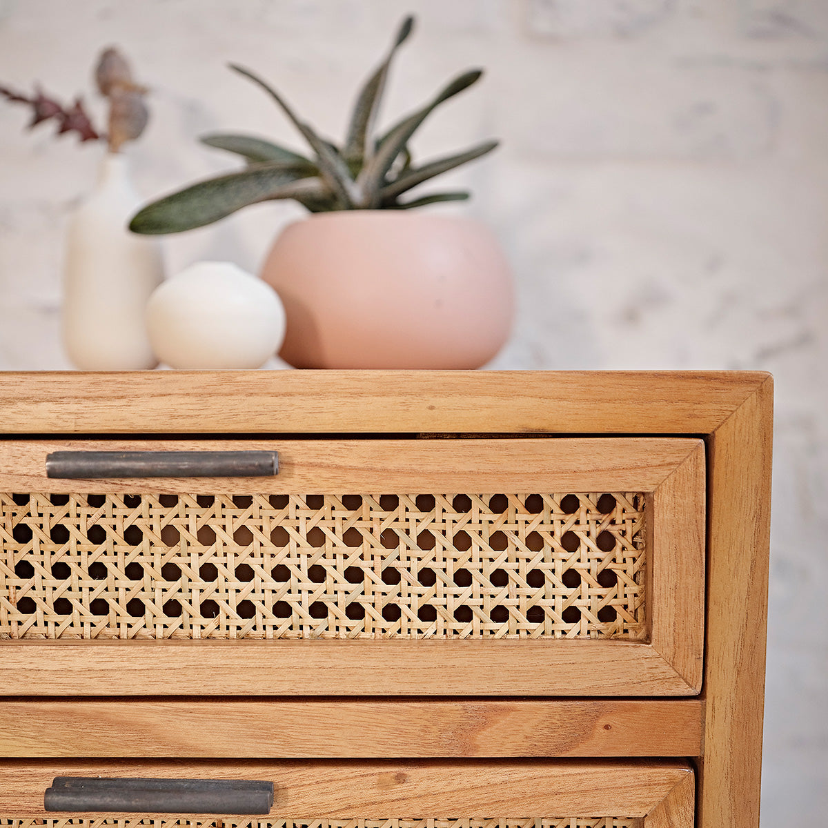 ALBA - Nachttisch aus massivem Mindi und mit Rohrgeflecht 40 cm