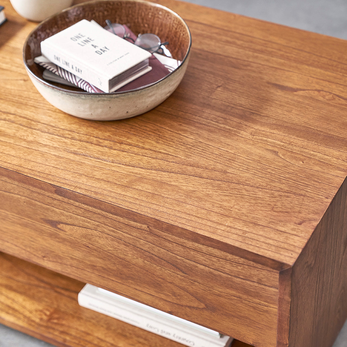 MILO - Couchtisch aus massivem Mindiholz mit Nussbaum-Oberfläche 120 cm