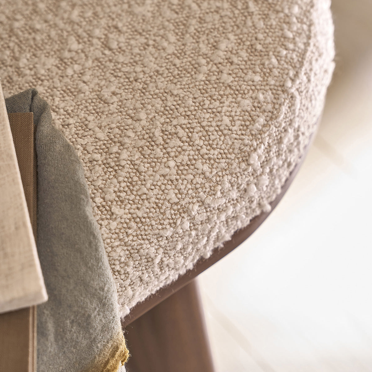 MARLOW - Panca in mindi massello finitura in noce e tessuto bouclé 120 cm