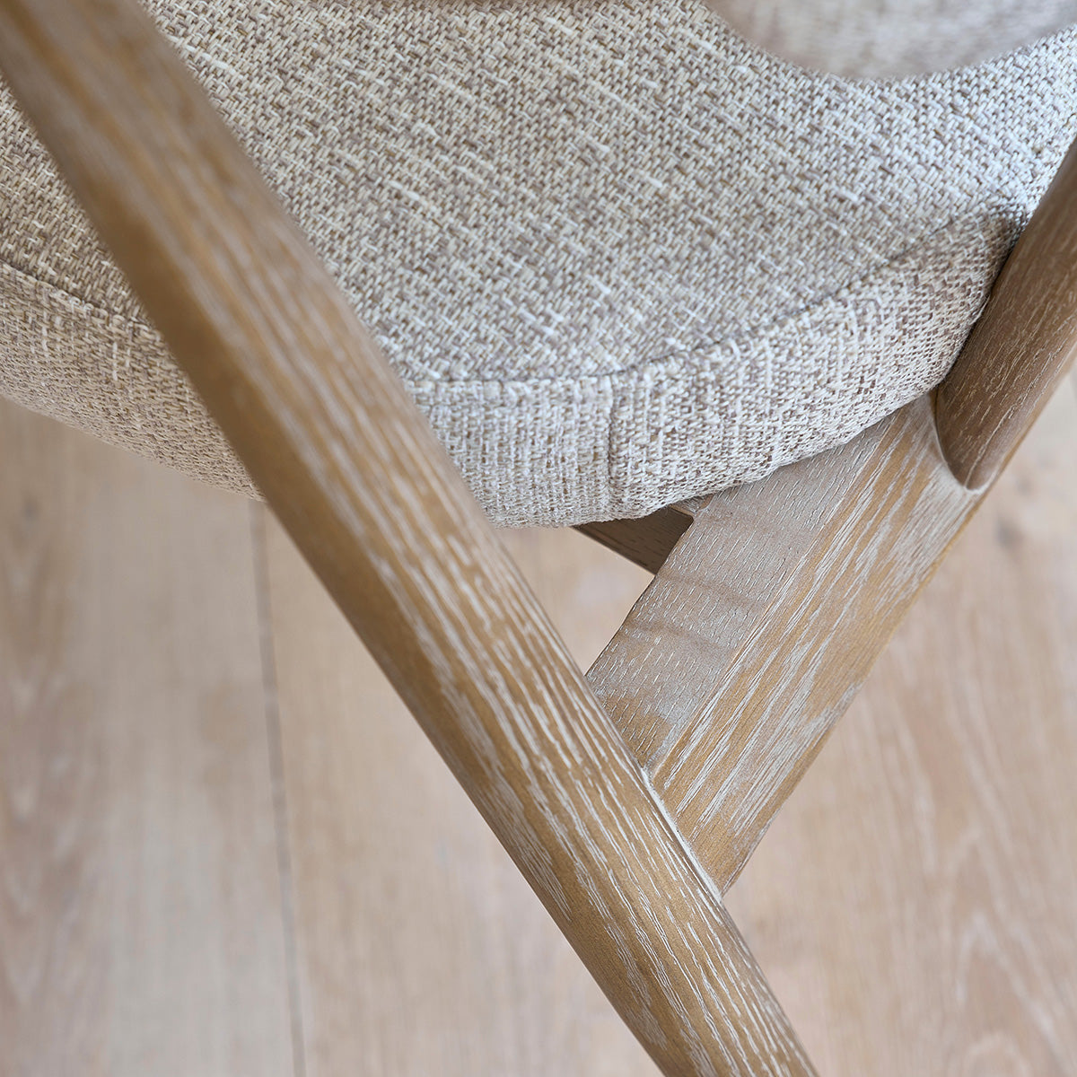 EUGÈNE - Poltrona in legno di quercia con tessuto beige screziato