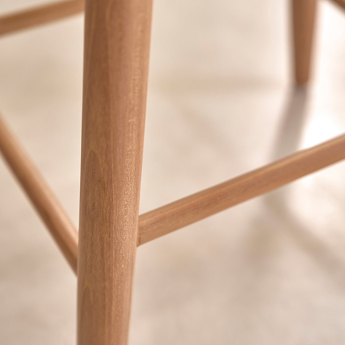 AMBRE - Set di 2 sgabelli in teak massello e velluto écru 65 cm