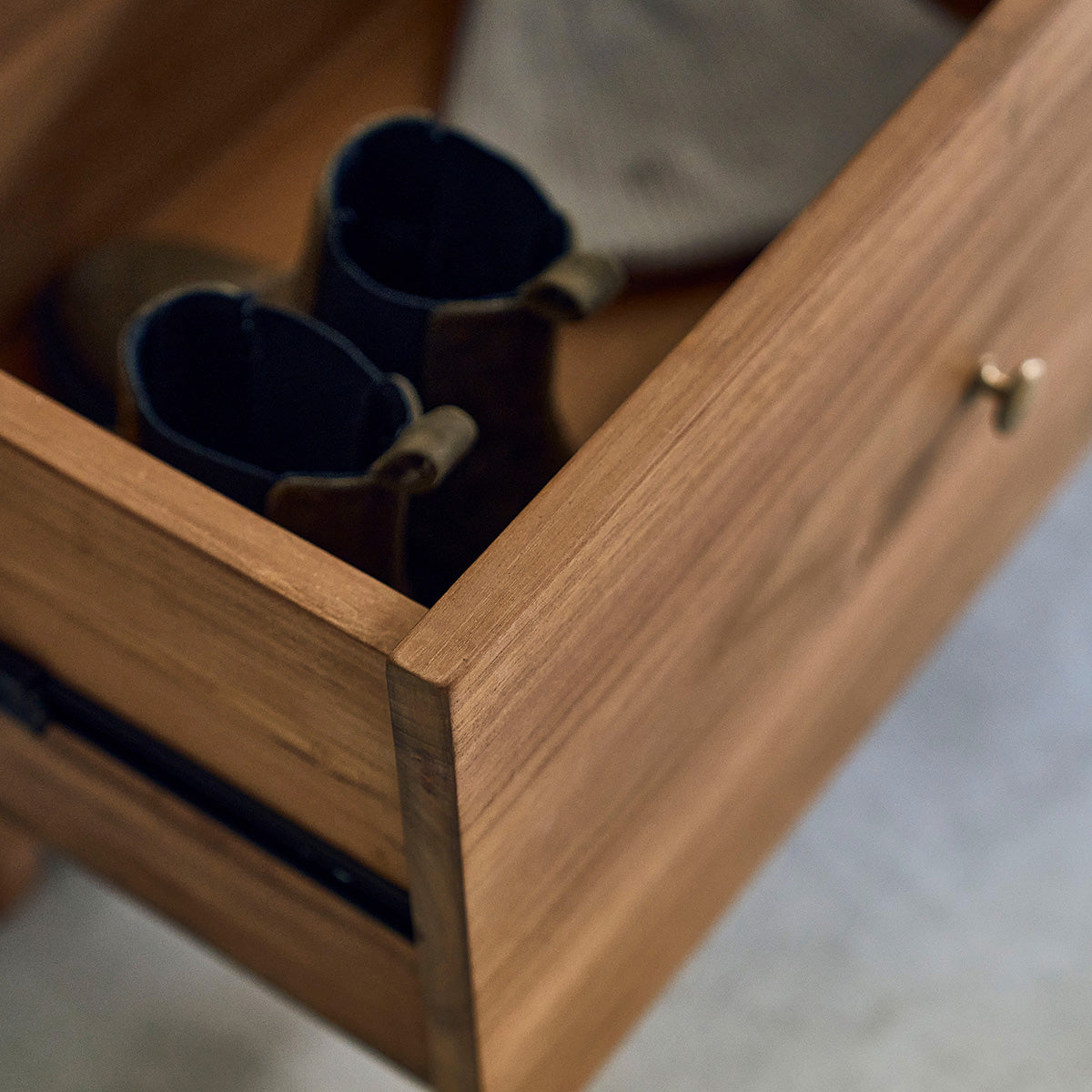 SERENE - Bank aus massivem Teakholz und Bouclé-Stoff 120 cm