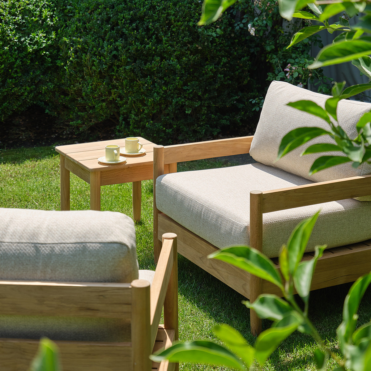 CALVI - Table d'appoint de jardin en teck massif premium