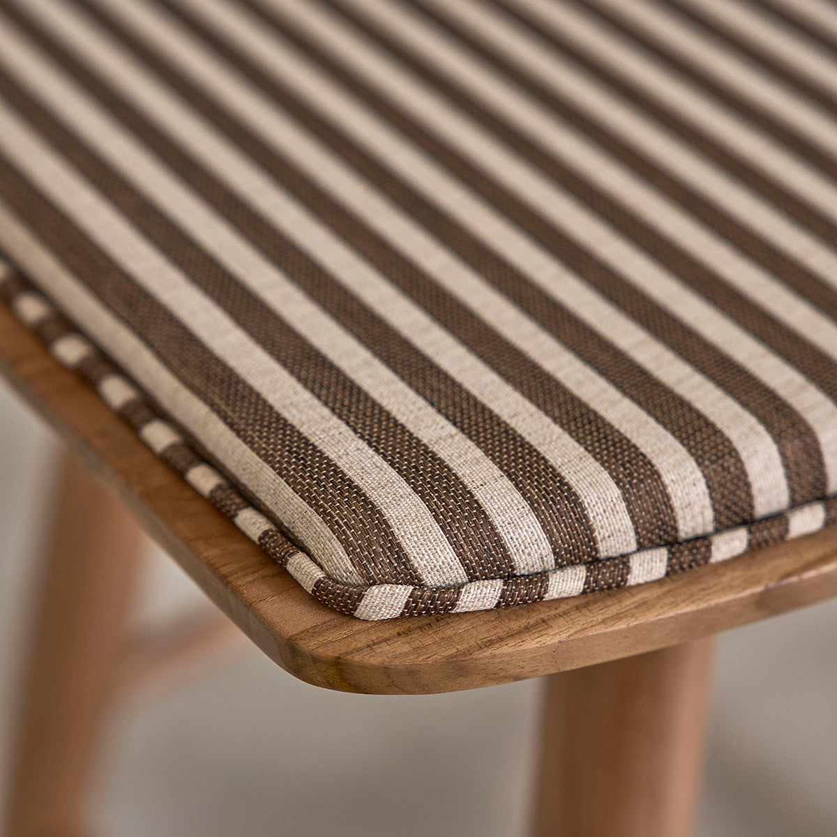 AMBRE - Set di 2 sgabelli in teak massello con seduta a righe 45 cm