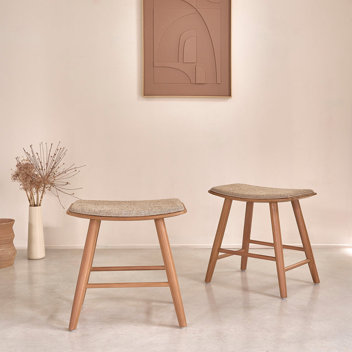 AMBRE - Lot de 2 tabourets en teck massif et velours grège 45 cm