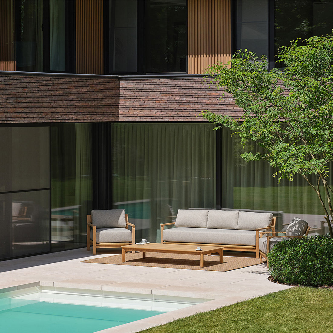 PIANA - Salon de jardin bas en teck massif avec coussins gris chiné 5 pers.