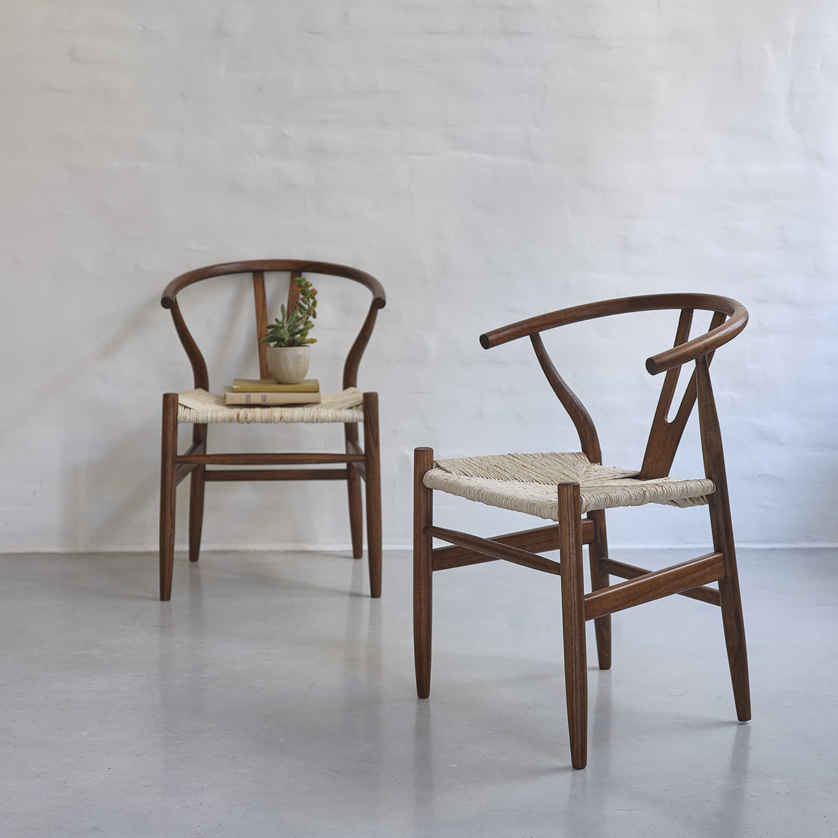 CAMILLE - Set aus 2 Stühlen aus massivem Mindi mit Nussbaum-Oberfläche und natürlichem Seilsitz