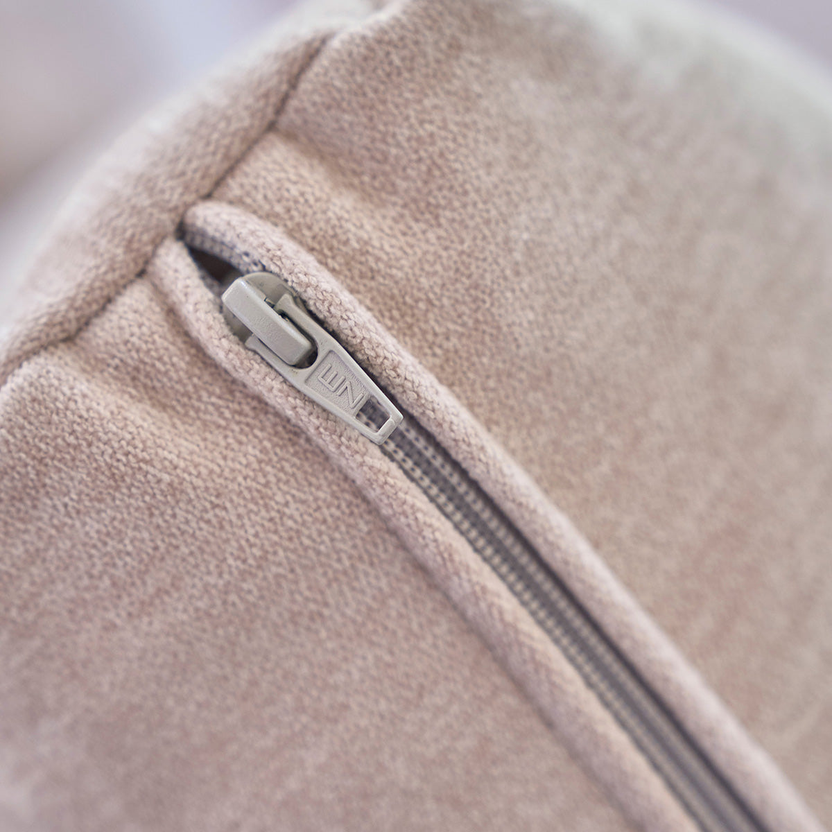 ONDINE - Divano dritto a 3 posti in legno massello e velluto beige screziato