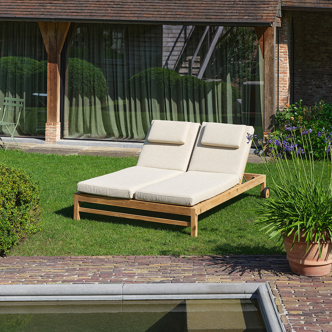 PALOMBAGGIA - Lettino prendisole doppio reclinabile in teak massiccio con cuscini beige screziati