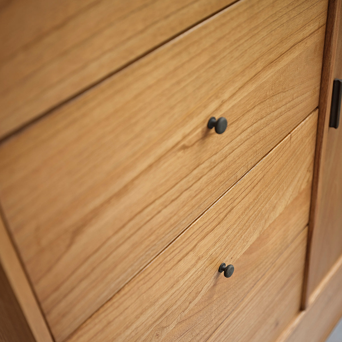 PIA - Schrank aus massivem Mindi 160 cm