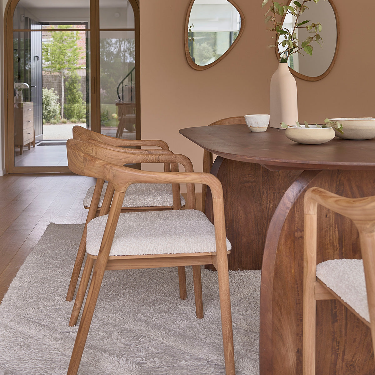 AMBRE - Stuhl aus massivem Teakholz mit Sitzfläche aus Bouclé-Stoff