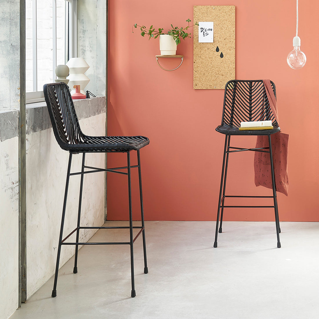 BOHEMA - Set di 2 sgabelli da bar neri in rattan e metallo