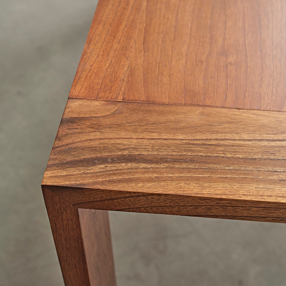 MILO - Table en mindi massif finition noyer 6 pers.