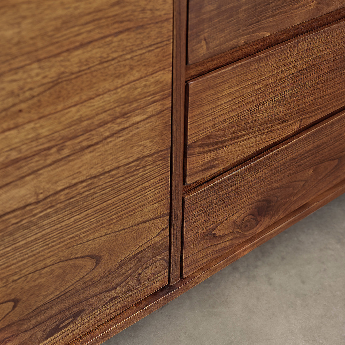 MILO - Kommode aus massivem Mindi mit Nussbaum-Oberfläche 180 cm