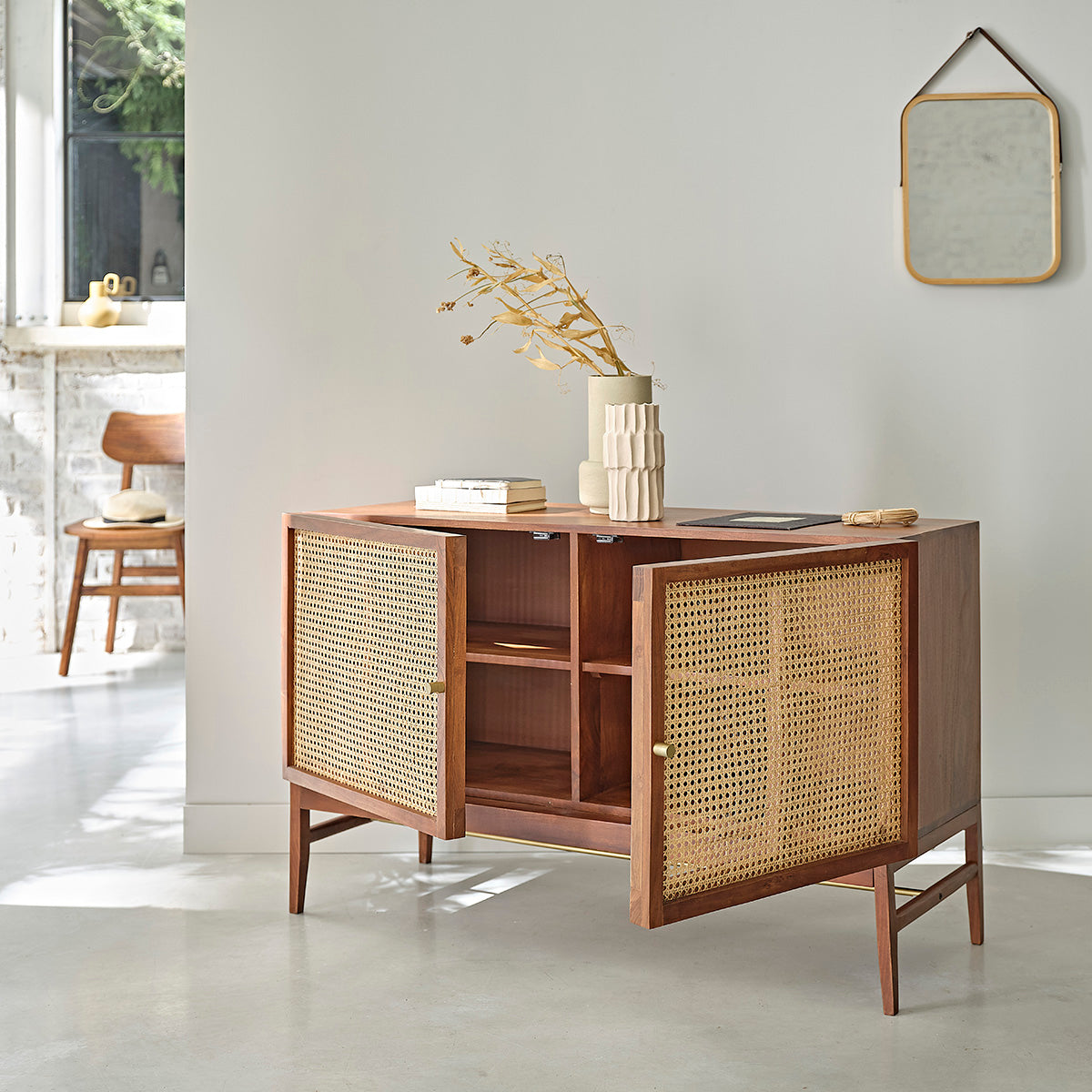 LEONTINE - Buffet en acacia massif finition noyer et cannage 120 cm