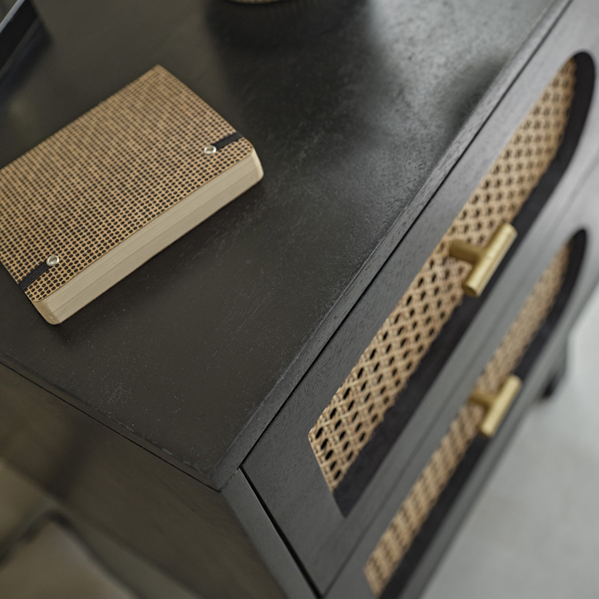 ZULMA - Comodino in mango massello e midollino 45 cm