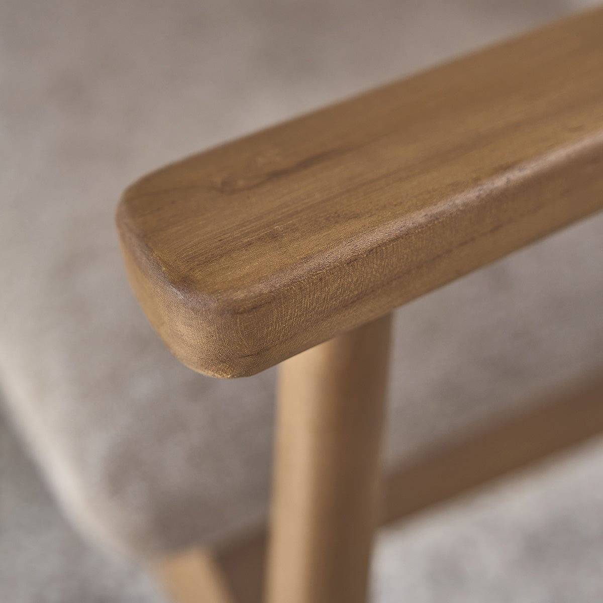 SABI - Fauteuil en teck massif, cannage et tissu grège