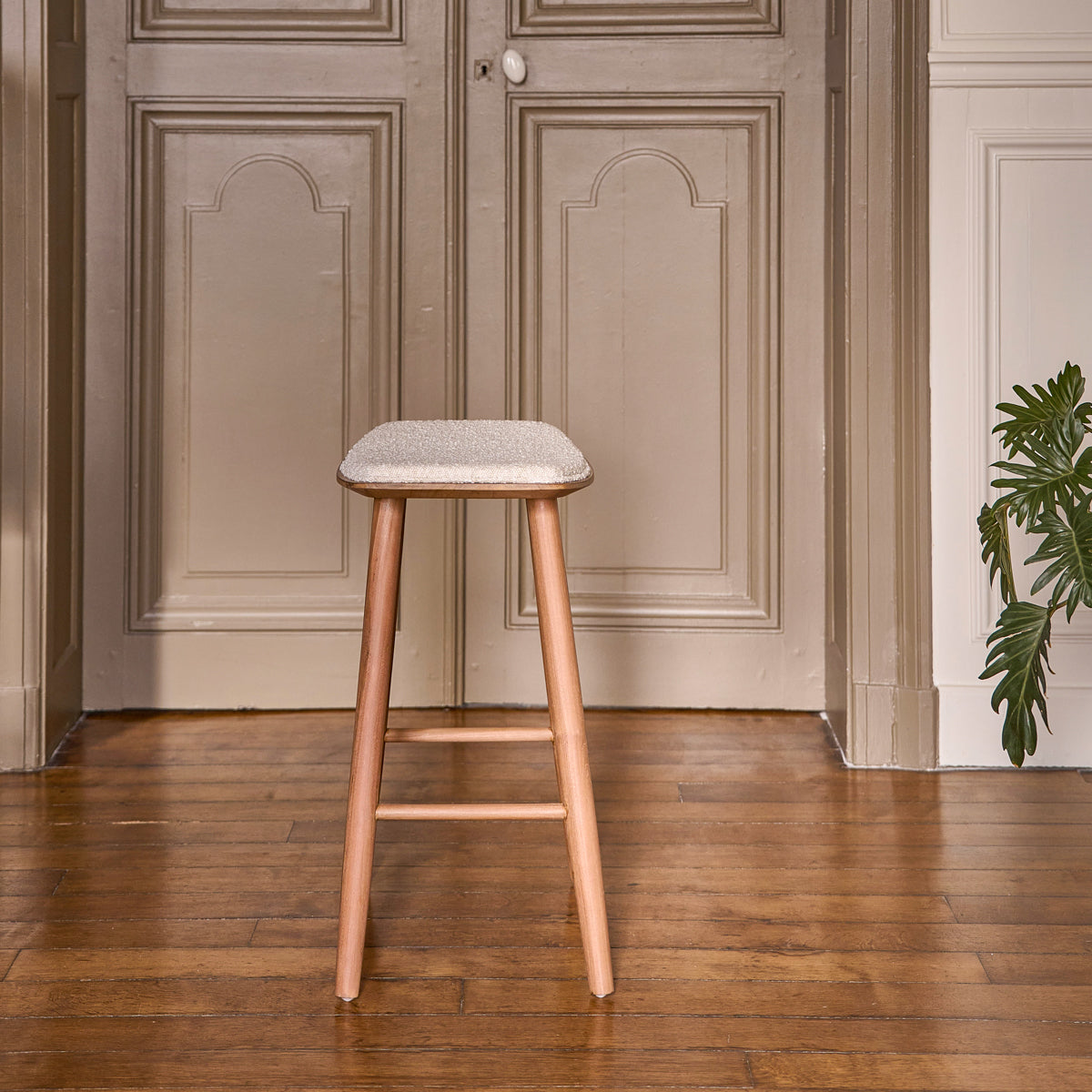 AMBRE - Tabouret de bar en teck massif assise bouclette 65 cm